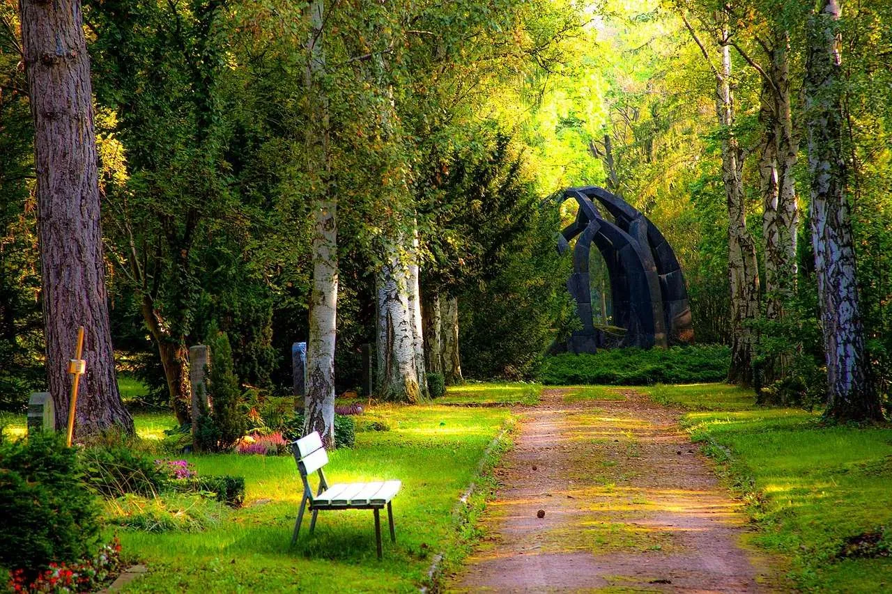 Weg über einen Friedhof im Herbst