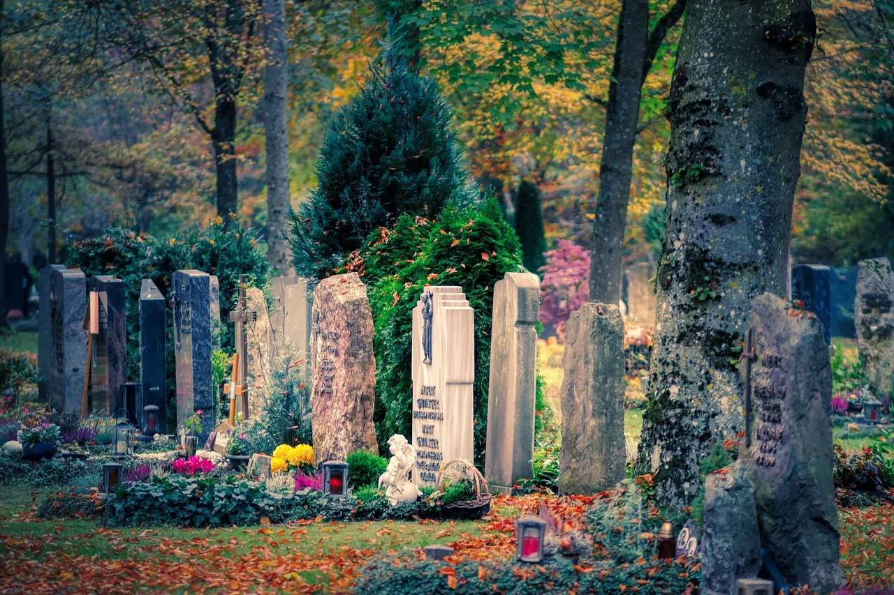 Gräber auf einem herbstlichen Friedhof