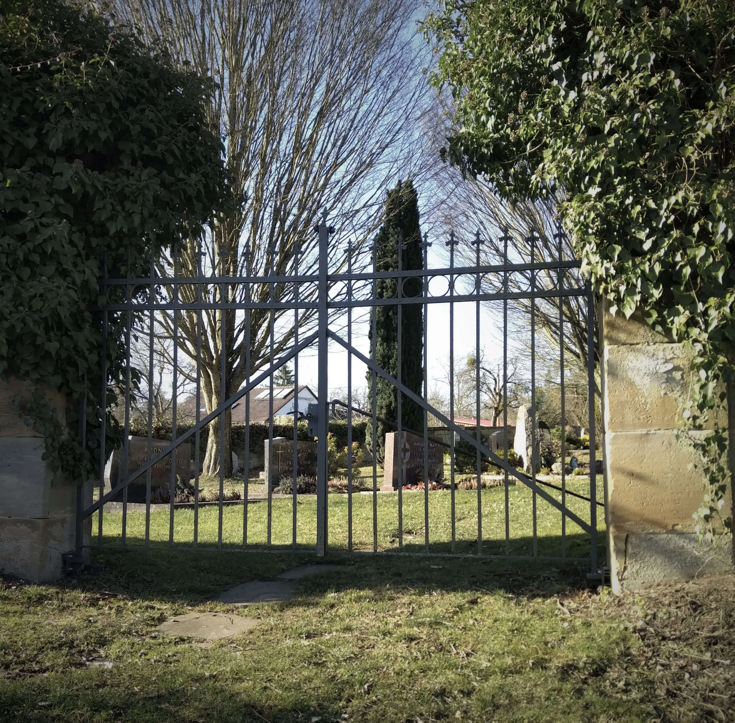 Schmiedeeisernes Friedhofstor