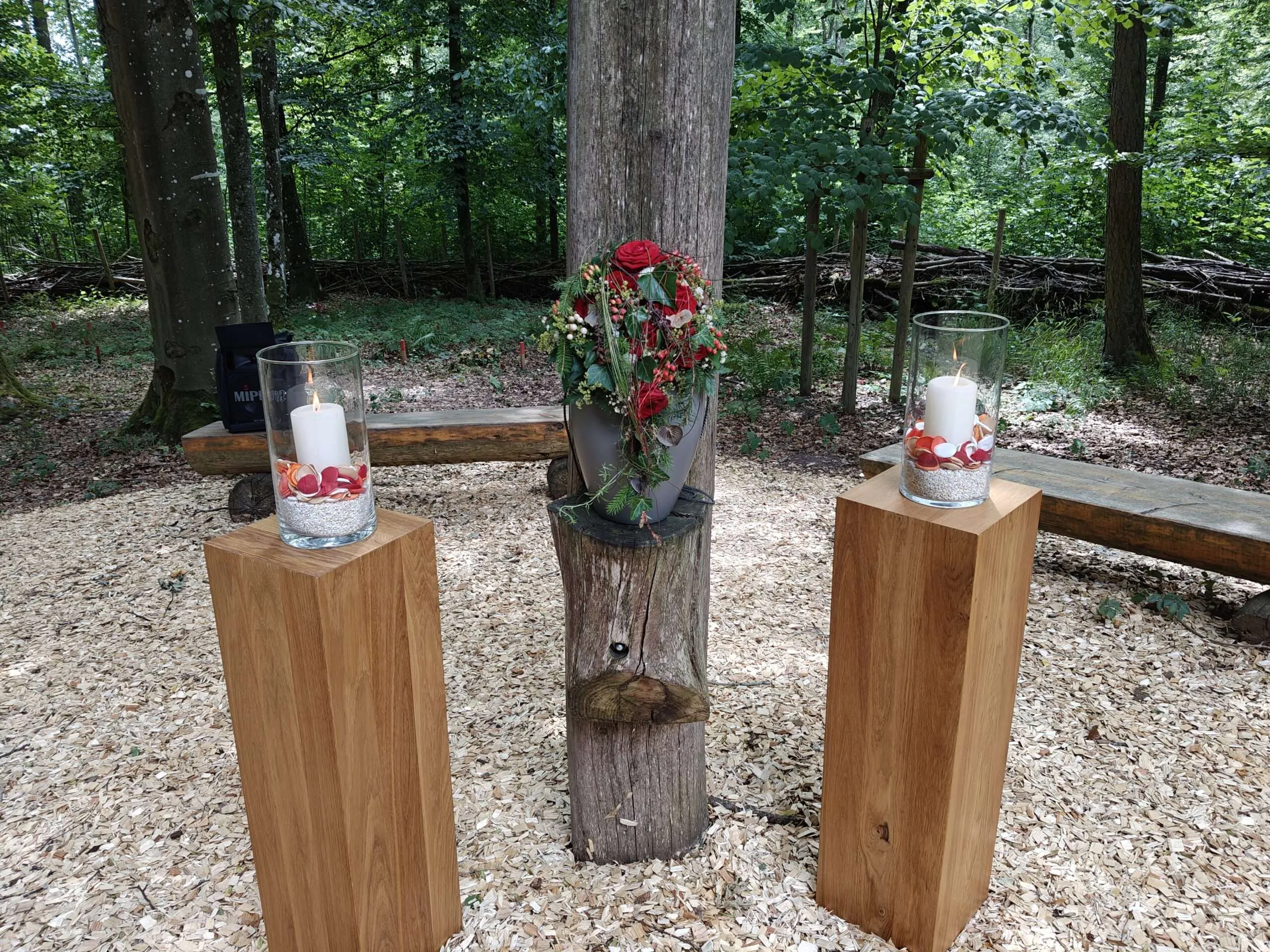 Urnen auf Podesten im Ausstellungsraum